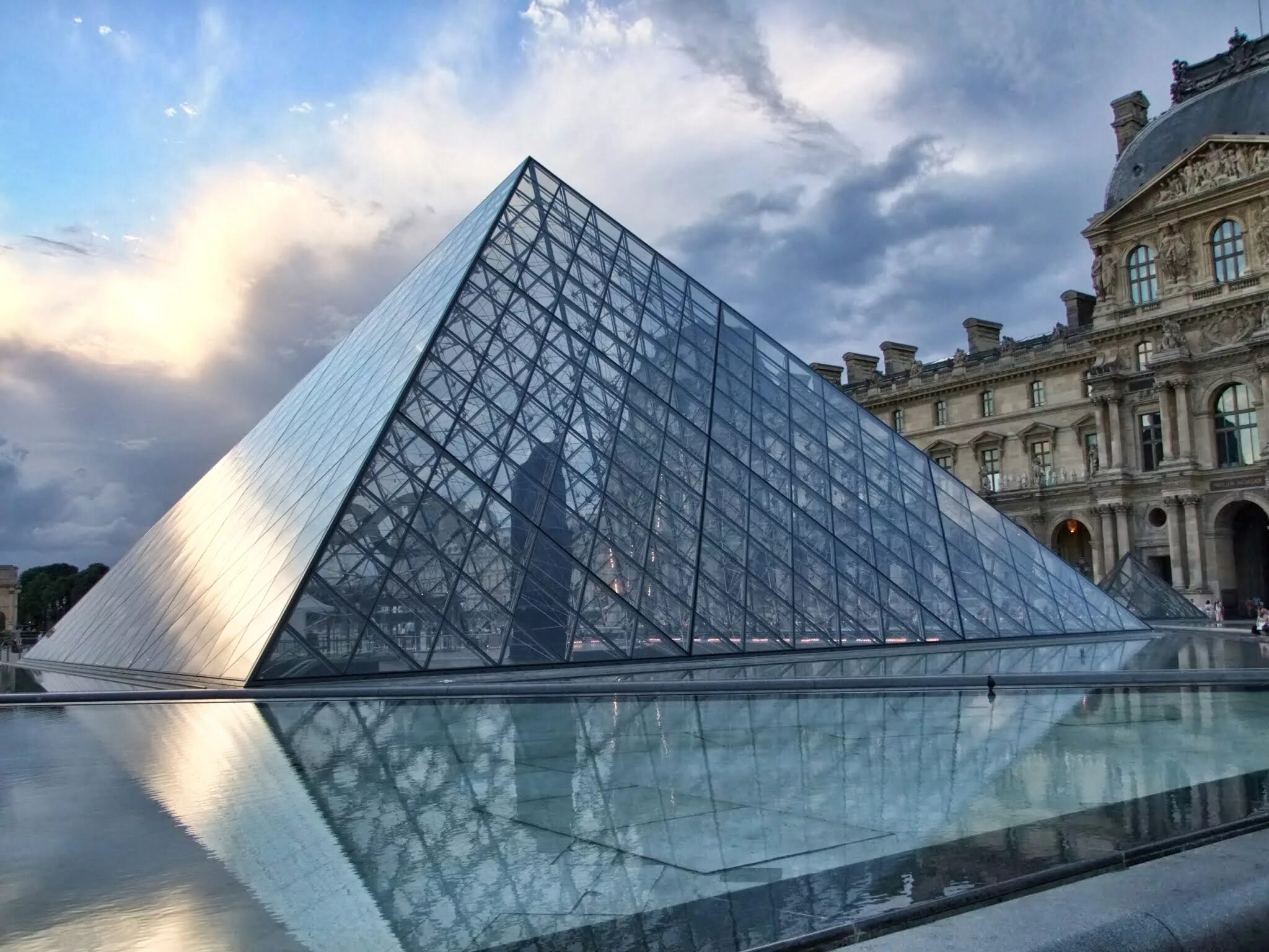 Париж. Галерея лувр париж снаружи. Лувр. Париж лувр. Здание лувра.