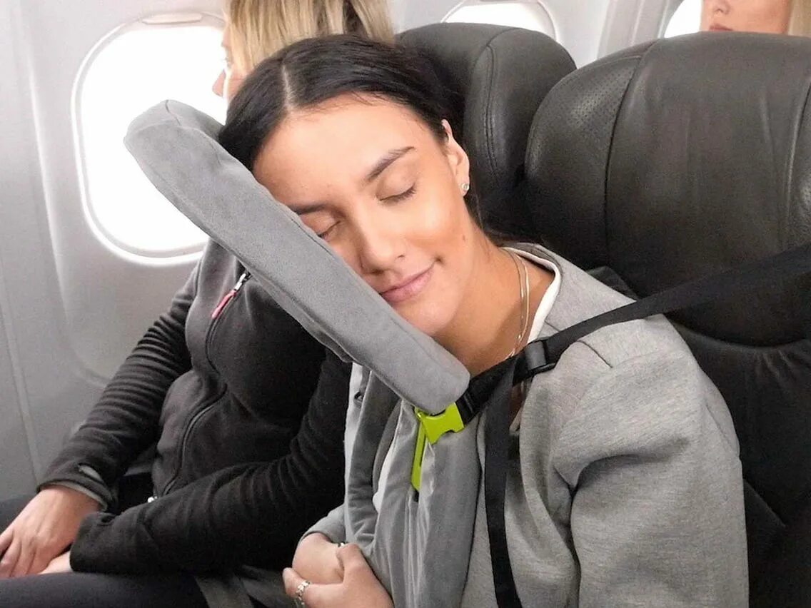 Как включить музыку в долгой поездке. Face Cradle Travel Pillow. Сон в автобусе. Приспособления для сна в автобусе.