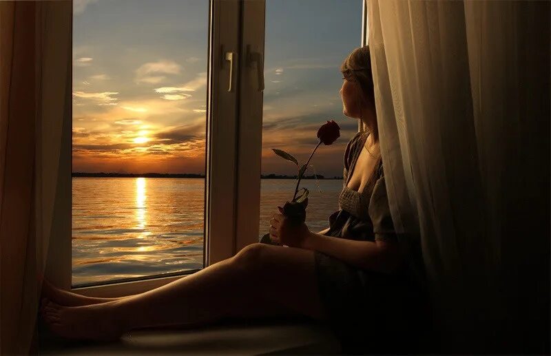 Хочется летних вечеров. Девушка окно море. Встречать рассвет. Сидела рядом тишина и понимающе молчала. Женщина у окна любуется закатом.