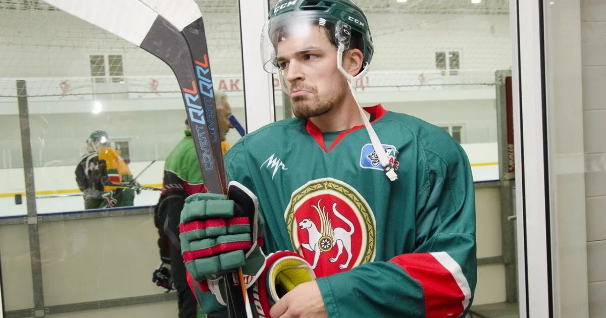 Хоккеист работает. Хоккеист работает. Хоккеист работает. Динамо москва хоккей с мячом. Тренировка хоккеистов.