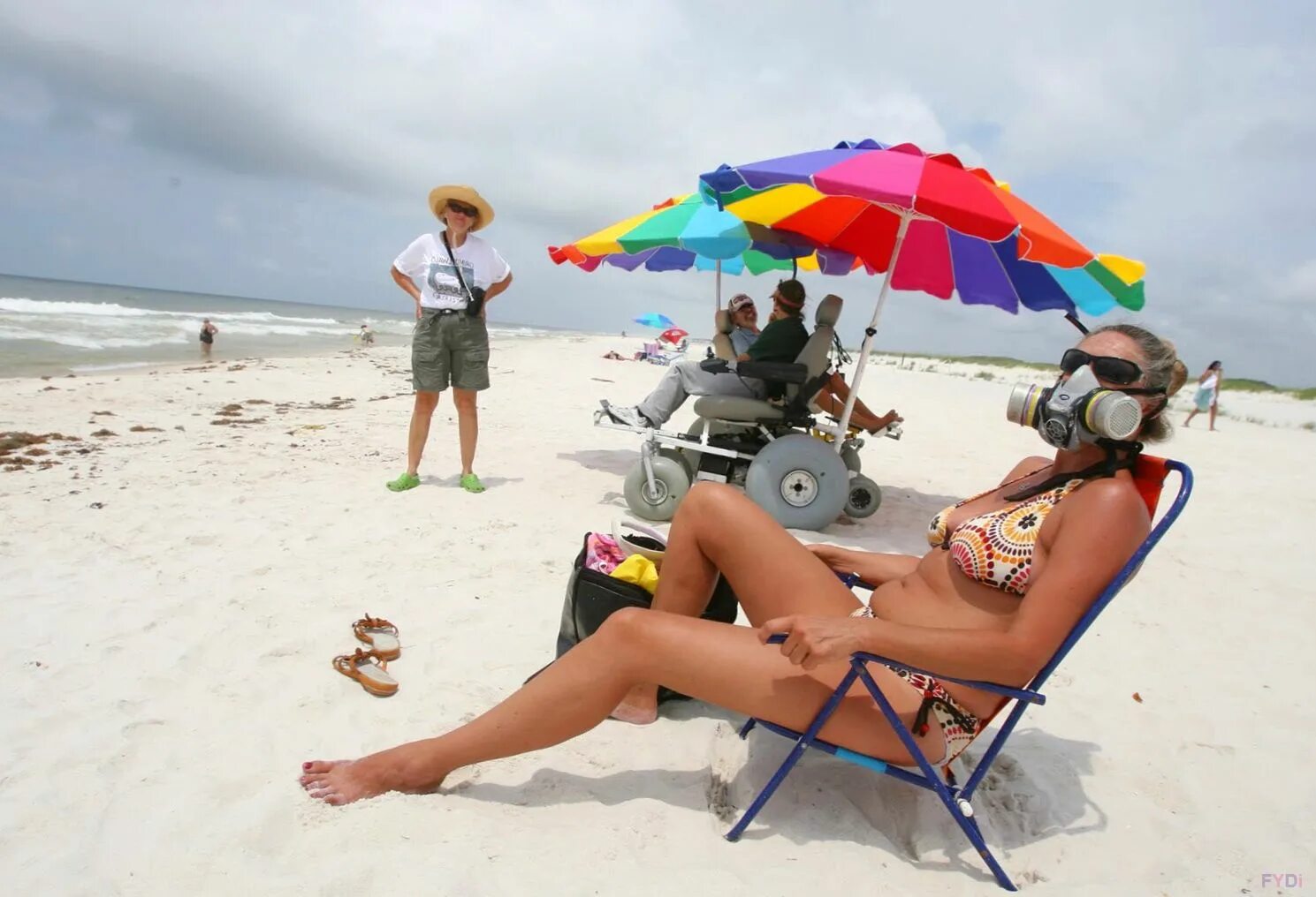 Веселые девчонки на пляже. Смешные загорающие на пляже. Пляж юмор. Смешные люди на пляже. Приколы на пляже.