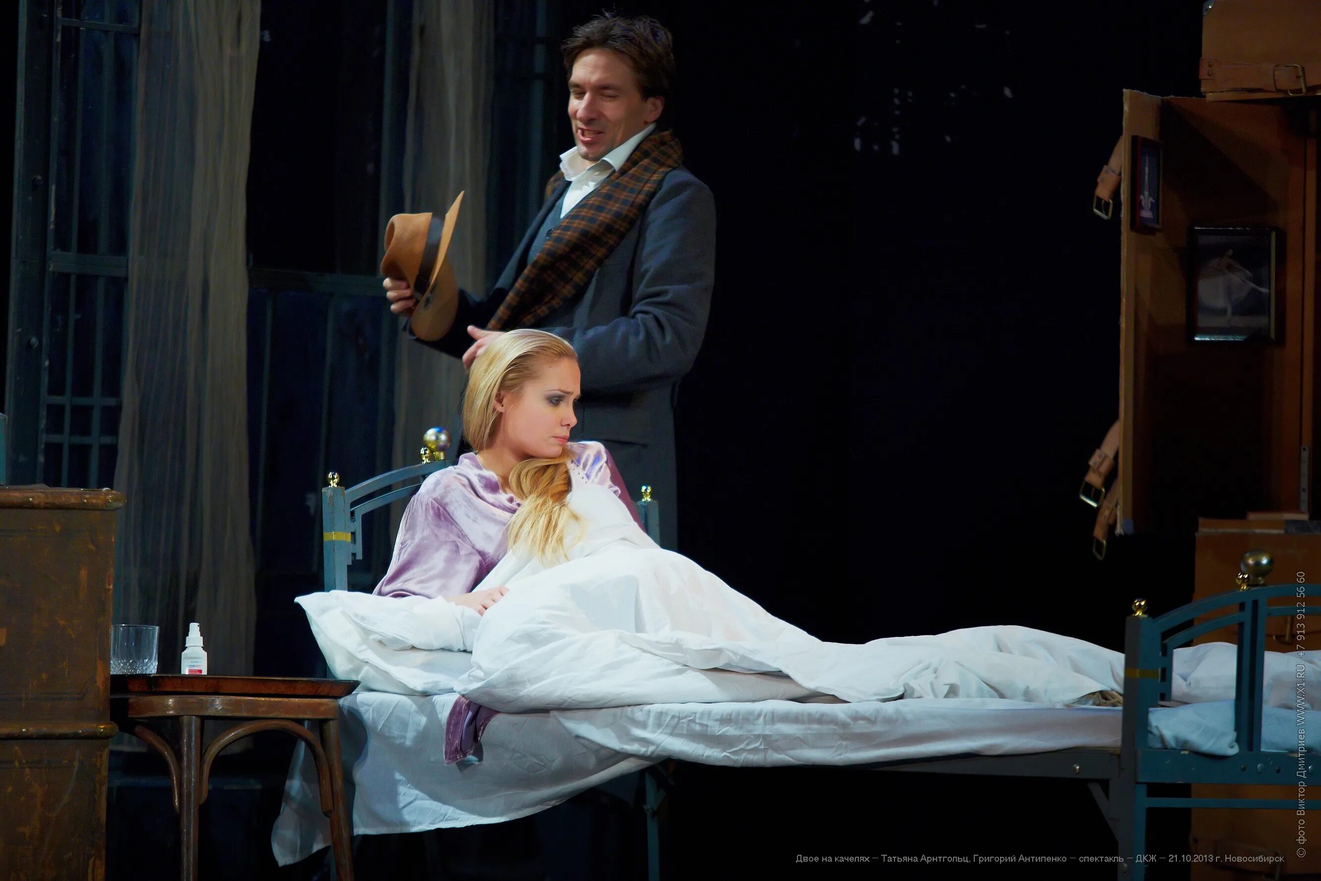 спектакль двое на качелях с арнтгольц и антипенко. двое на качелях спектакль. спектакль двое актеры. спектакль двое на качелях краткое содержание. качеля для двоих.