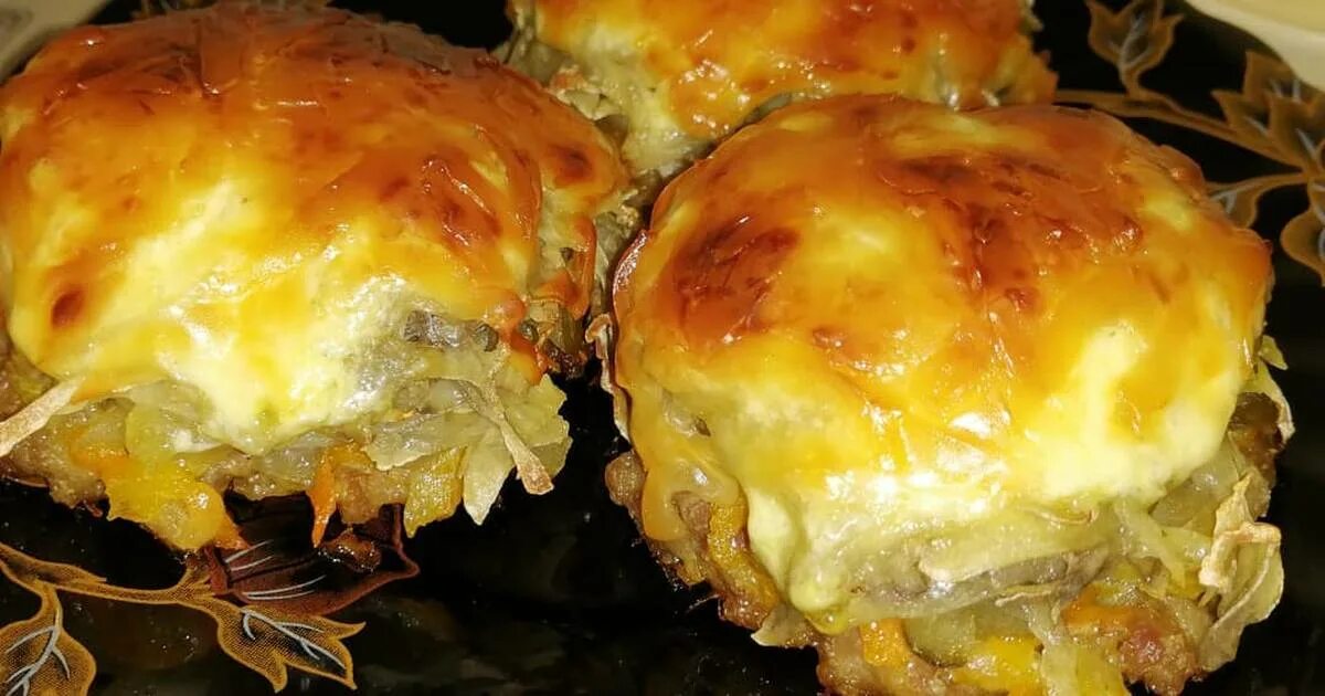Стожок из фарша и картофеля в духовке. Стожки мясные с картофелем. Стожки с картошкой. Стожки под шубой. Стожки из мясного фарша с картофелем в духовке.