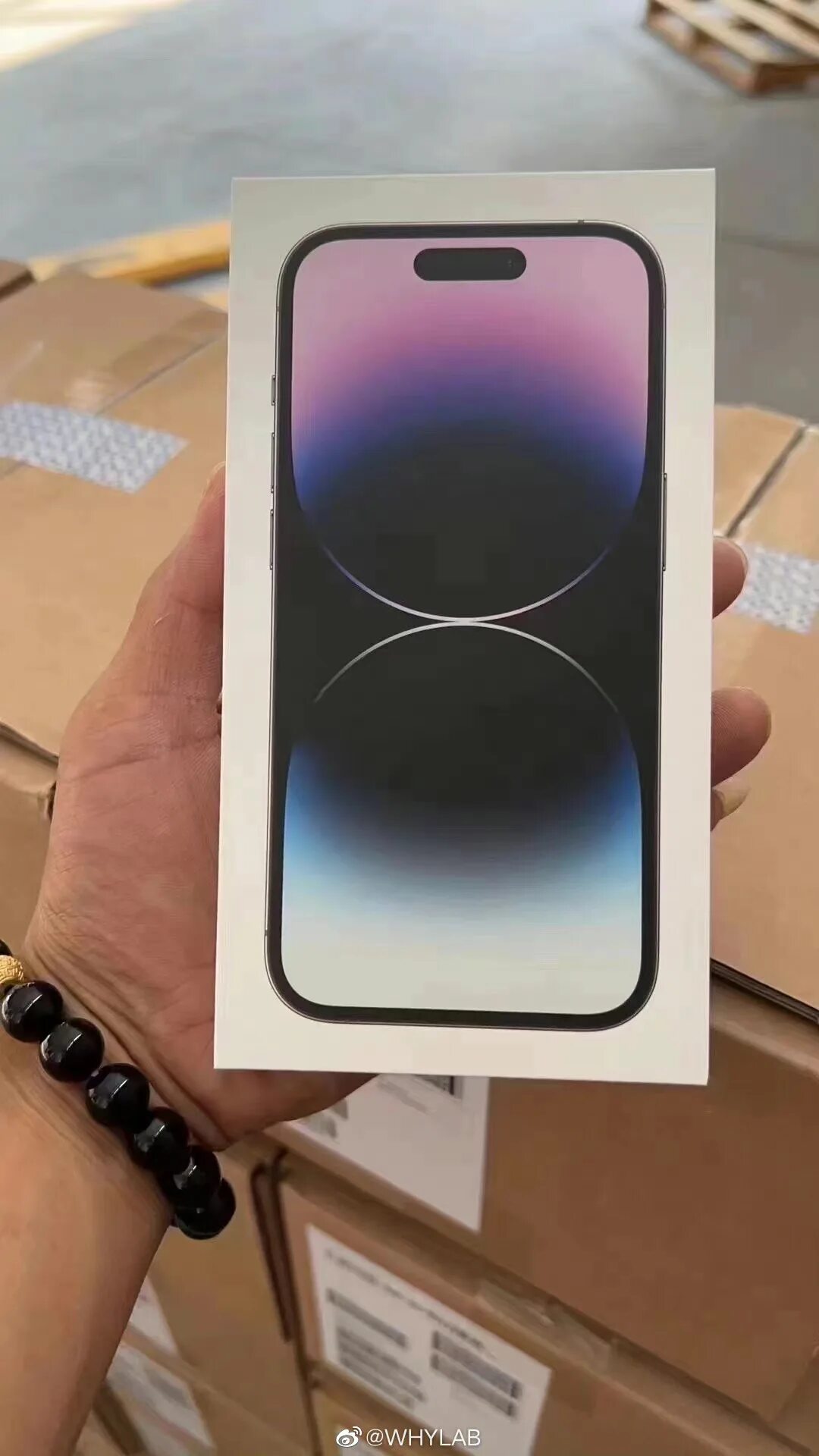 Появились первые фотографии новой черной коробки iPhone 13 без упаковочной пленк