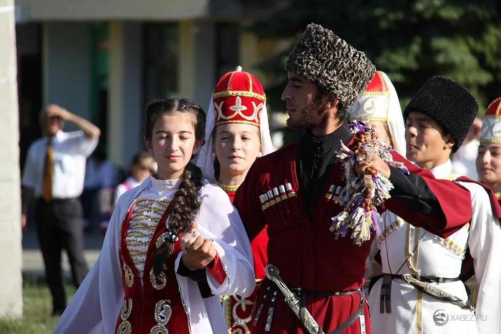 Карачаево-Черкесский национальный костюм. Карачаево-Черкесская Республика нац Наряды. Национальная одежда Карачаево Черкесов музей. Абазинский национальный костюм - Карачаево-Черкесская Республика. Карачаево черкесский народ