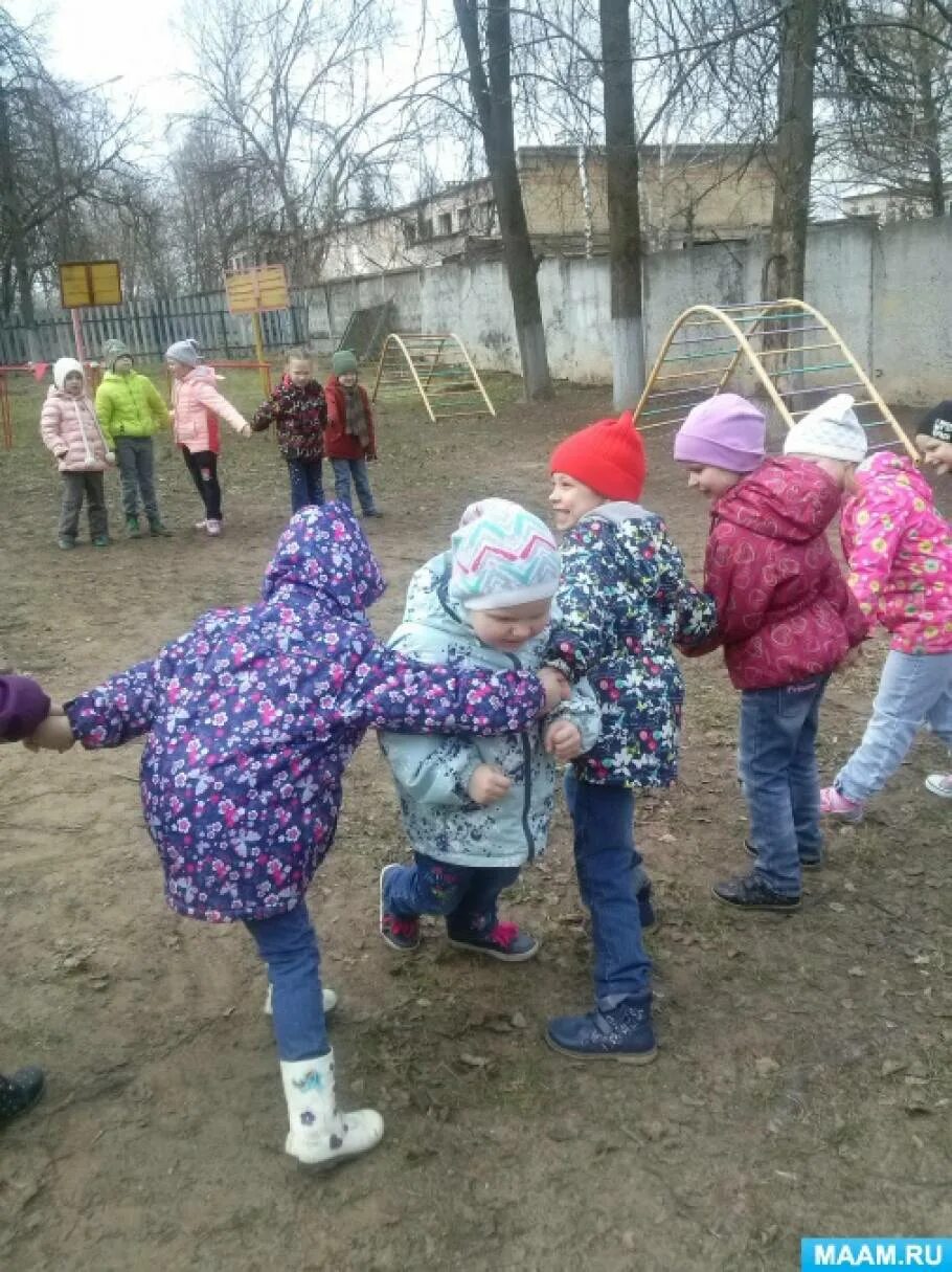 Дети в садике на прогулке. Дети на прогулке в детском саду. Подвижные игры дошкольников на прогулке. Прогулки во 2 младшей группе. День физкультурника в детском саду.