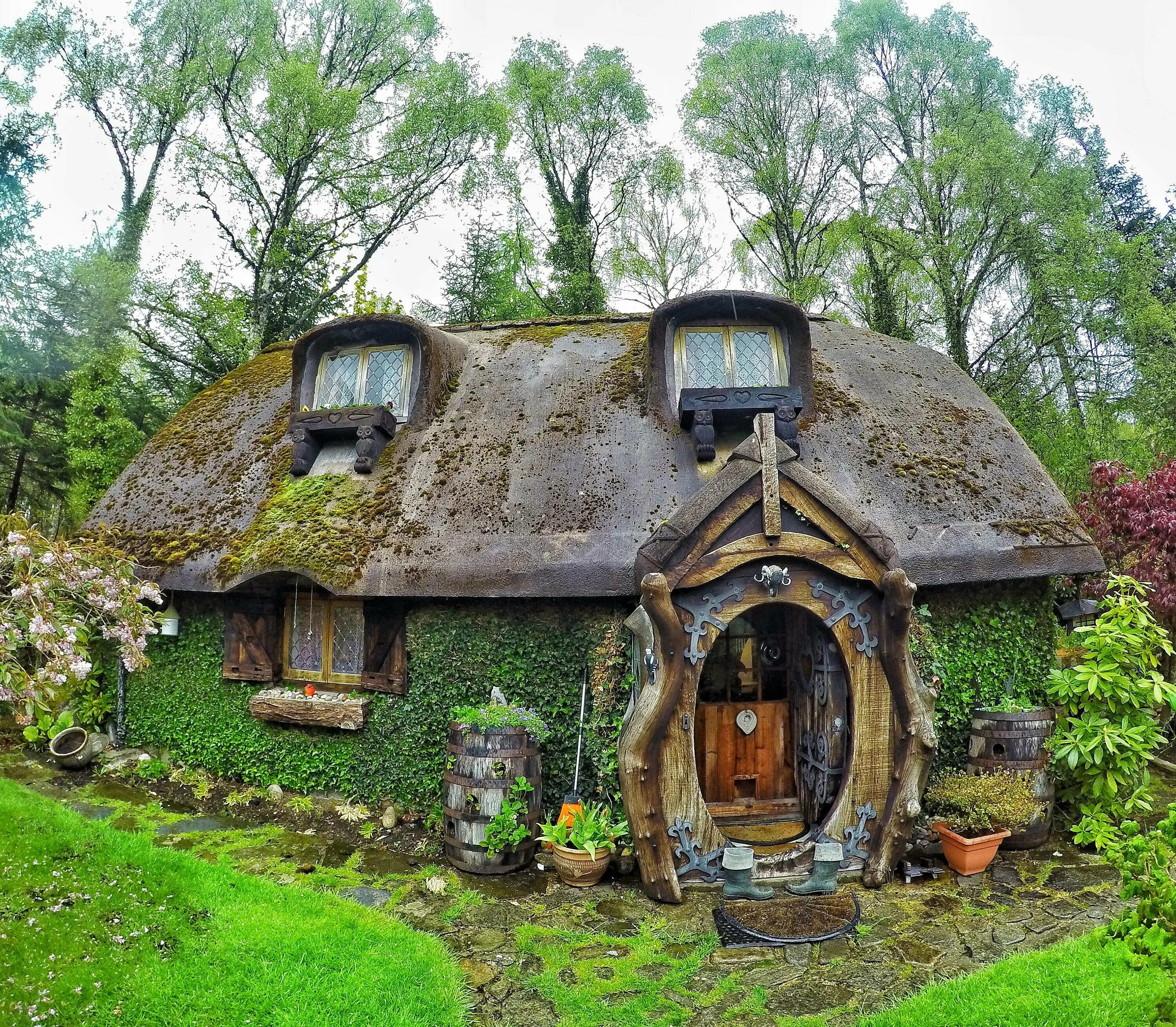 Дом как они хотели. Дом как они хотели. Дом с черепичной крышей в испании италии. Домик бичиньо бразилия. Дом как они хотели.