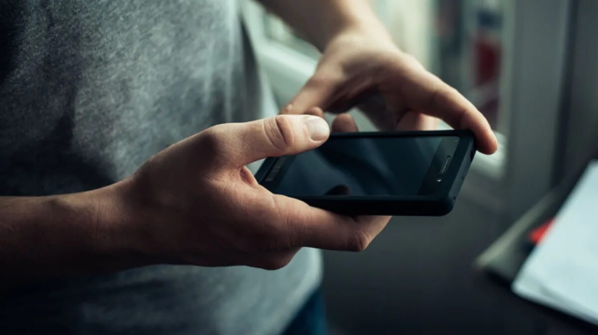 Мужчина с мобильным телефоном. Человек за телефоном. Мужчина с телефоном в руке. Телефон лежит. Мужчина отключает телефон.