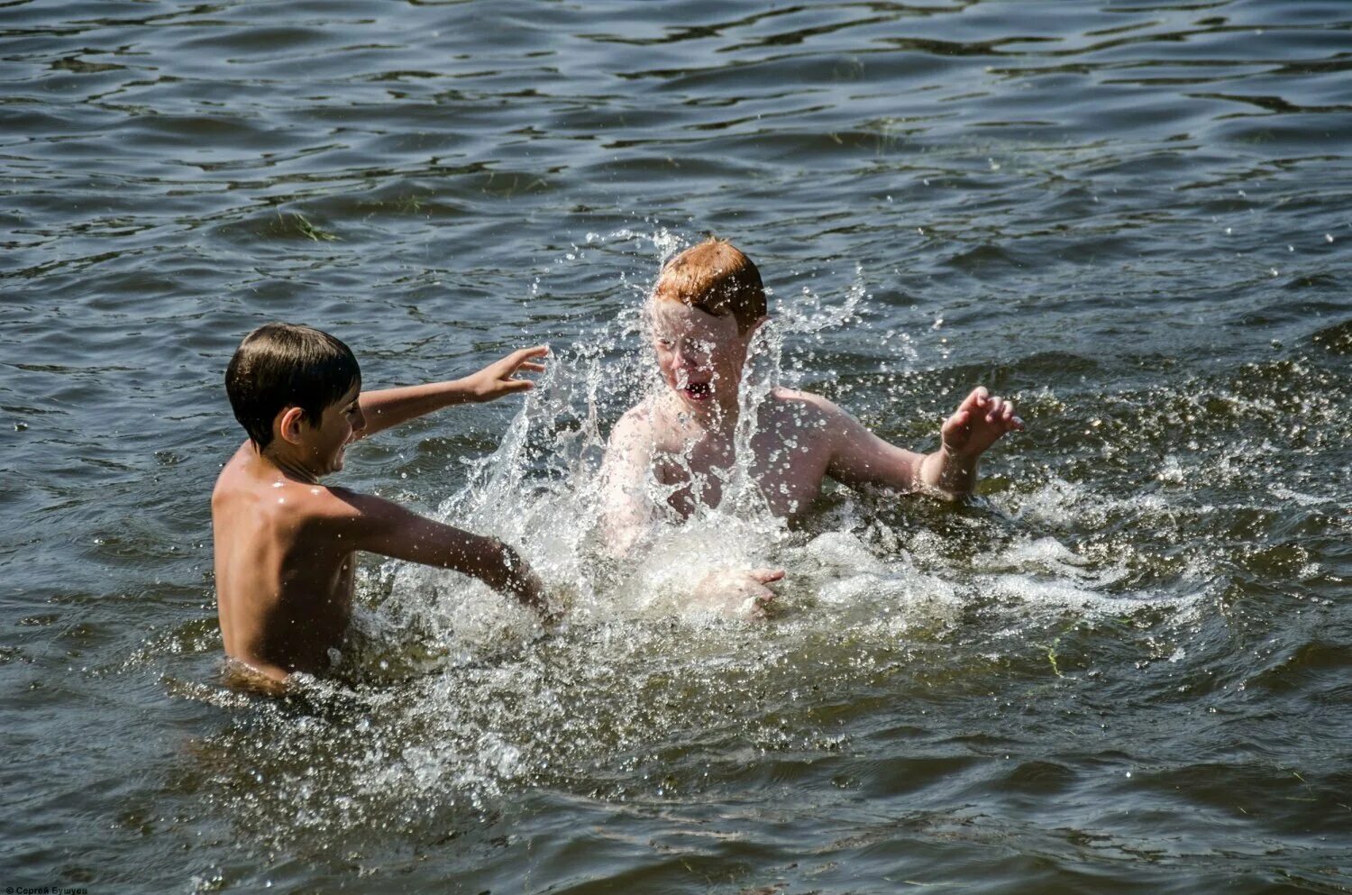 Купание летом. Дети купаются в озере. На пляже купание. Дети купаются в реке. Купания страна