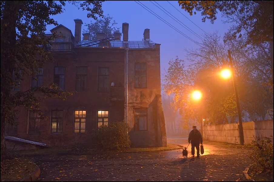 Вечер дом осень. Осеннее утро в городе. Вечер в городе. Вечерний двор. Осенний вечер в городе.