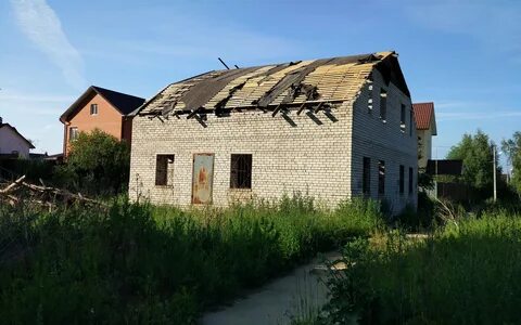 Участок недостроенным домом