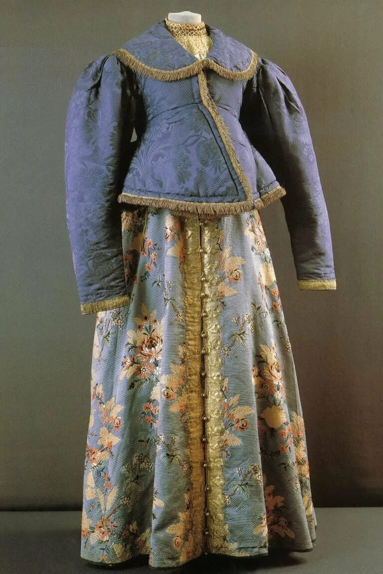 Старинные костюмы женские. Сарафан древней руси косоклинный. Старинная одежда. Сарафан древней руси косоклинный. Казакин женский 19 век.