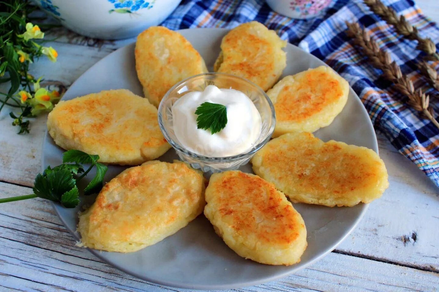 Картофельные пирожки. Зразы картофельные с мясом. Пирожки из картофельного пюре. Картофельные зразы с сыром.