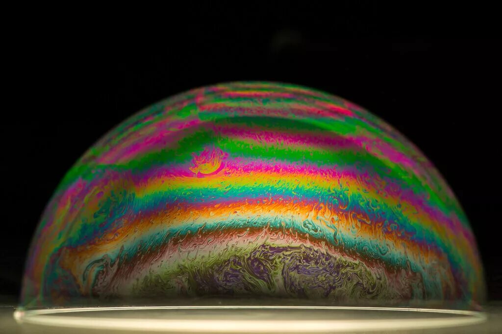 окраска мыльного пузыря. почему пузырь радужный. интерференция света радуга. почему пузырь радужный. цвет мыльного пузыря.
