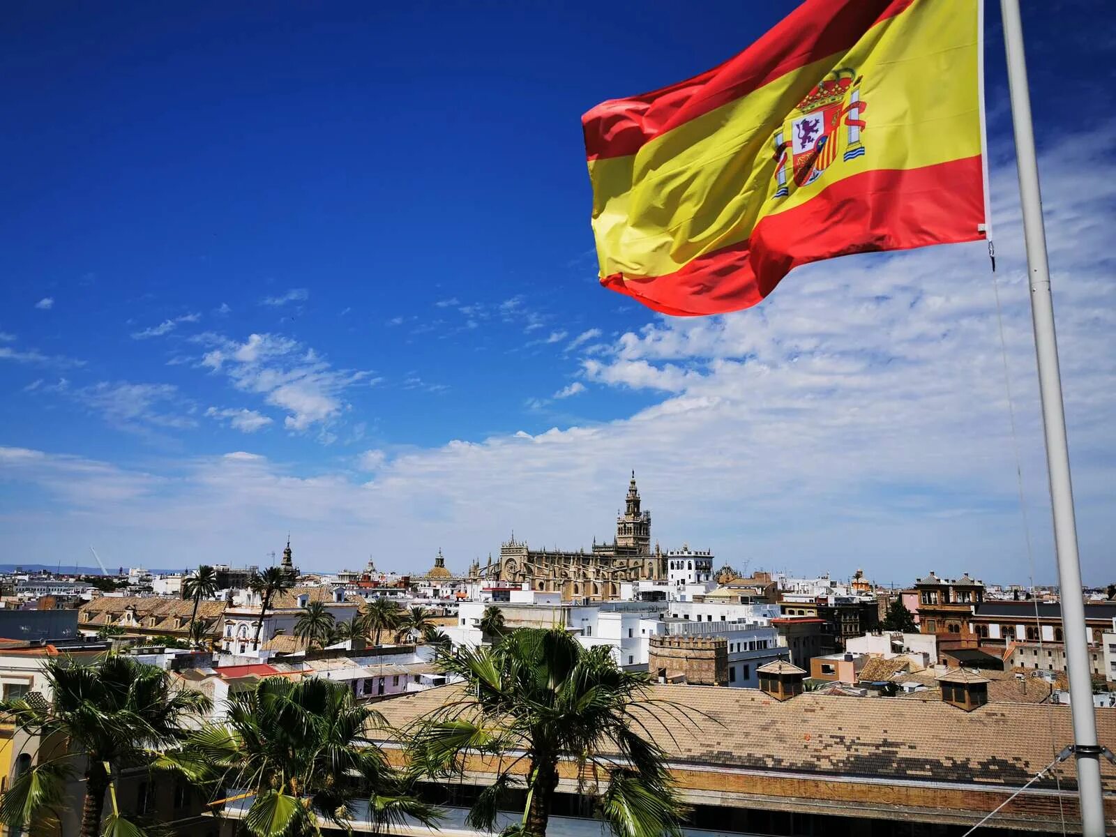 Королевство Испания. Флаг Испании. Испания достопримечательности с флагом. Верхель Испания.