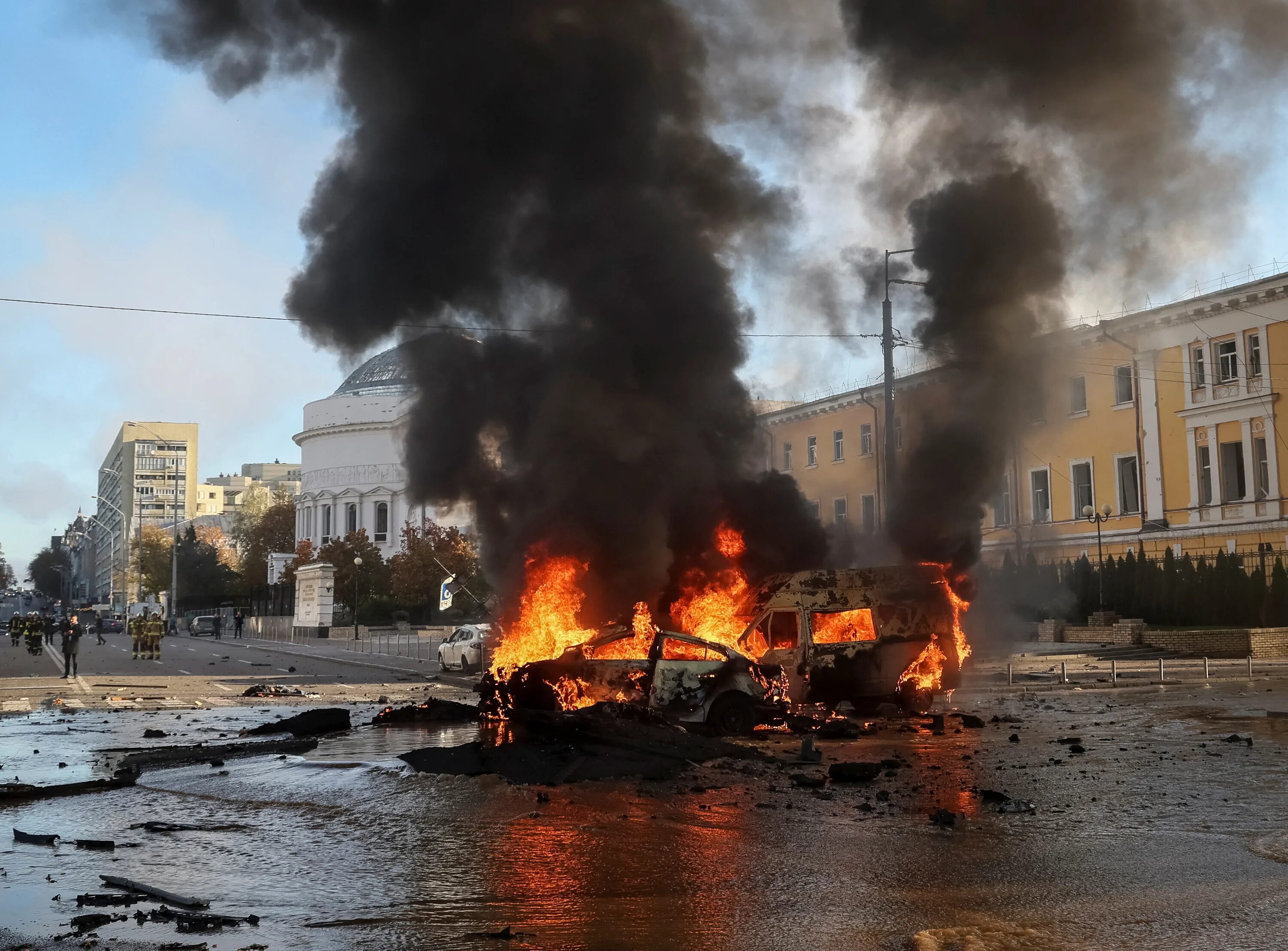 Взрывы в киеве сегодня последние. Взрыв здания. Город горит. Взрывы объектов Украины.