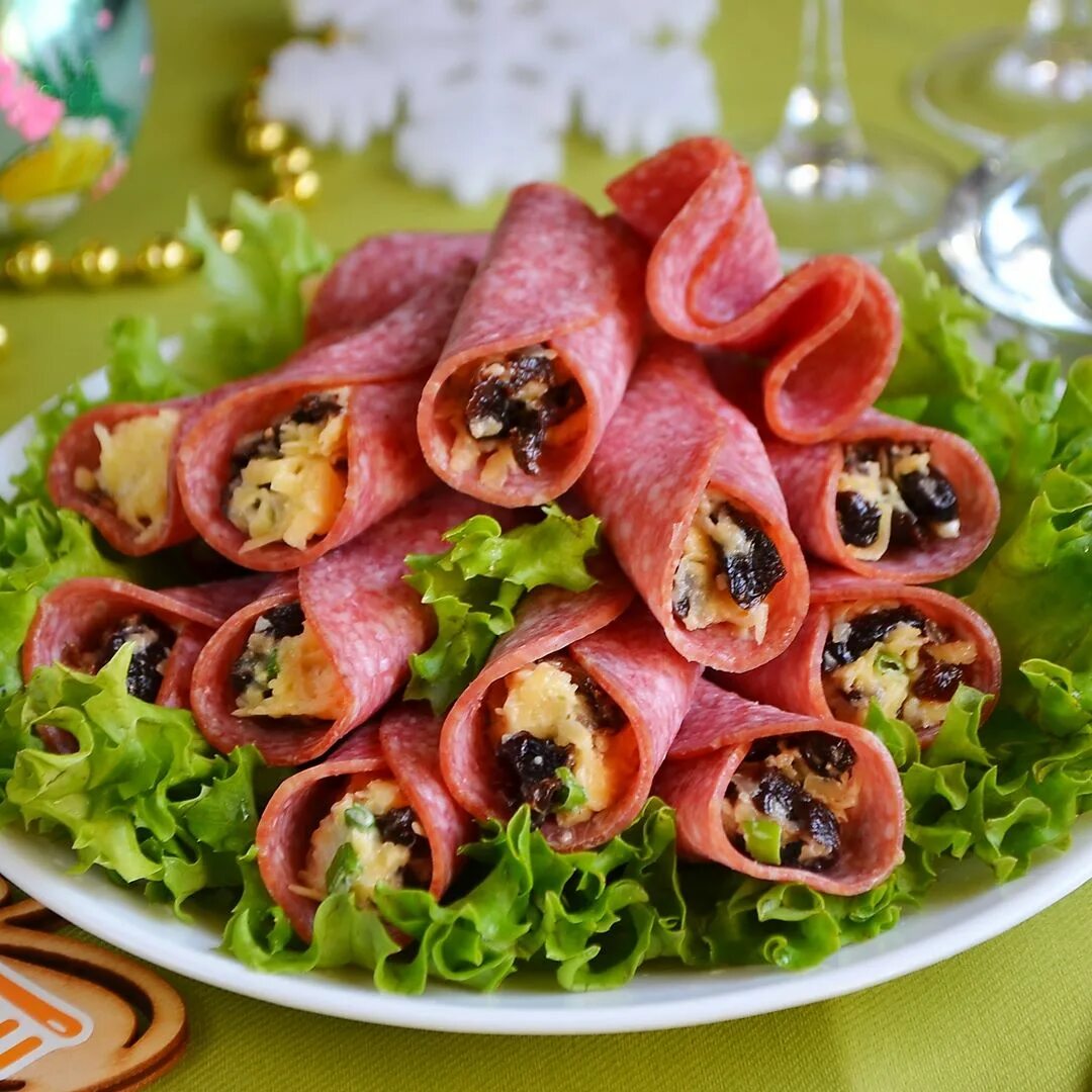 сосиски. холодные закуски. вкусные сосиски. мясные изделия. бутерброды с колбасой и сыром в духовке.