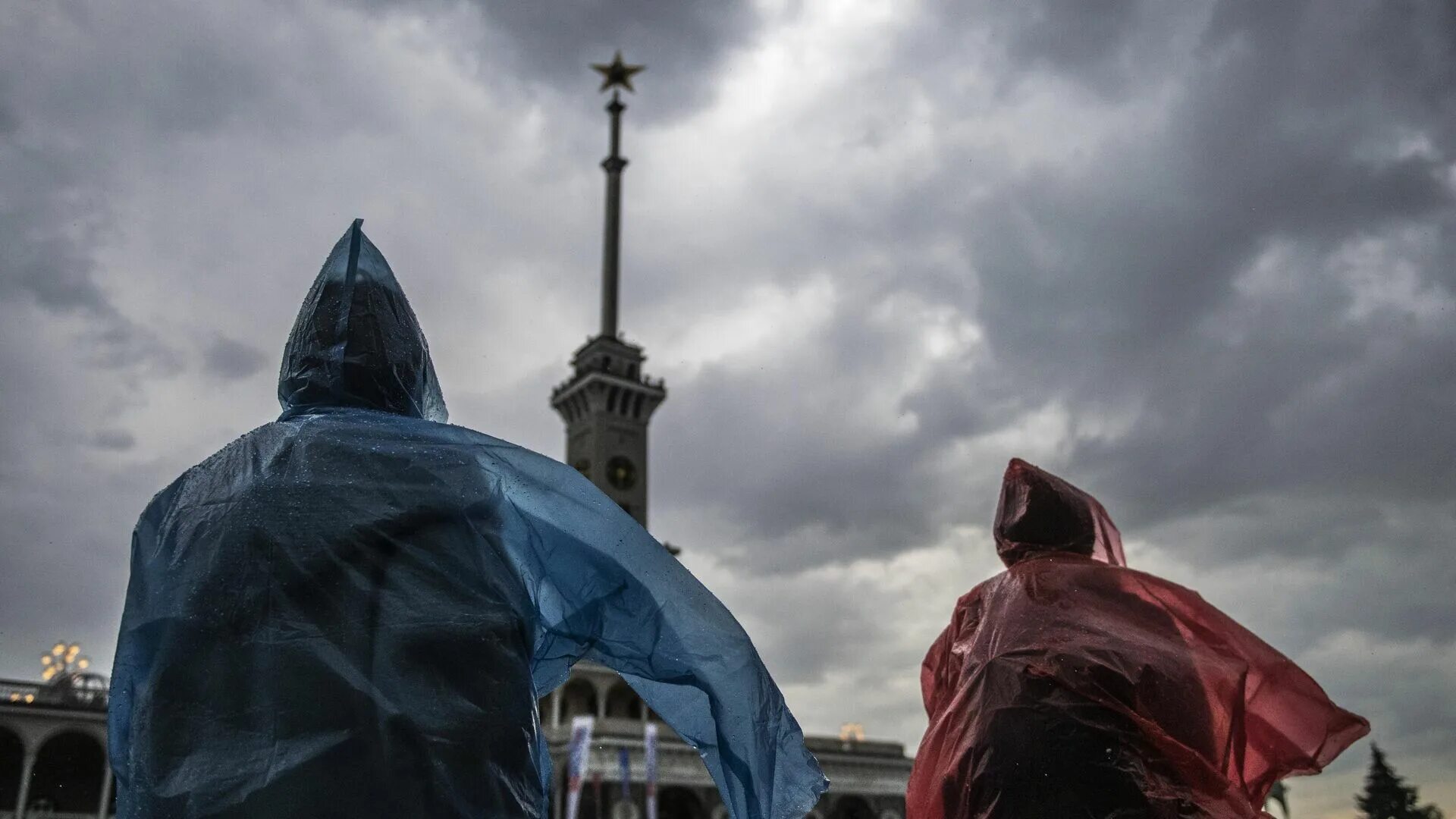 Дождь в Москве. Дождь в Питере. Непогода в Москве. Гроза в Питере.