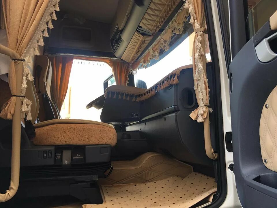 Шторы volvo fh12. Спальник вольво fh12 в кабине. Volvo fh13 кабина. Шторки на вольво фш 13. Шторы вольво фш.