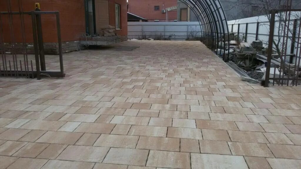 Пескоструйная обработка тротуарной плитки. Тротуарная плитка вибропрессованная волна 238x158x60. Тротуарная плитка калифорния 300х300х30. Плитка тротуарная каменске шахтинском. Тротуарная плитка на поддоне.