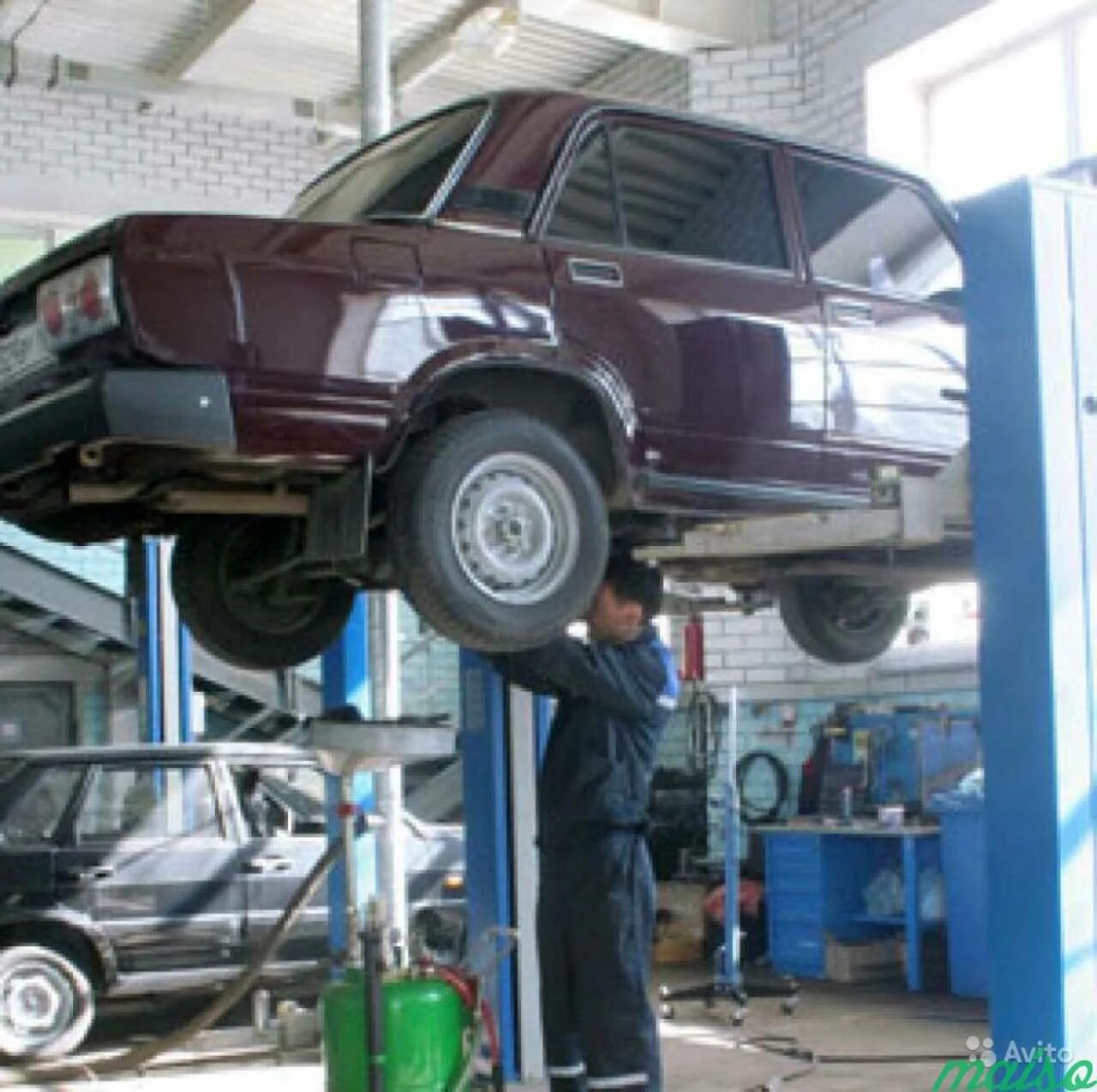 Автомобильный сервис. Автосервис ваз. Ваз 2114 на конвейере. Сто. Ваз 2115 на подъемнике.