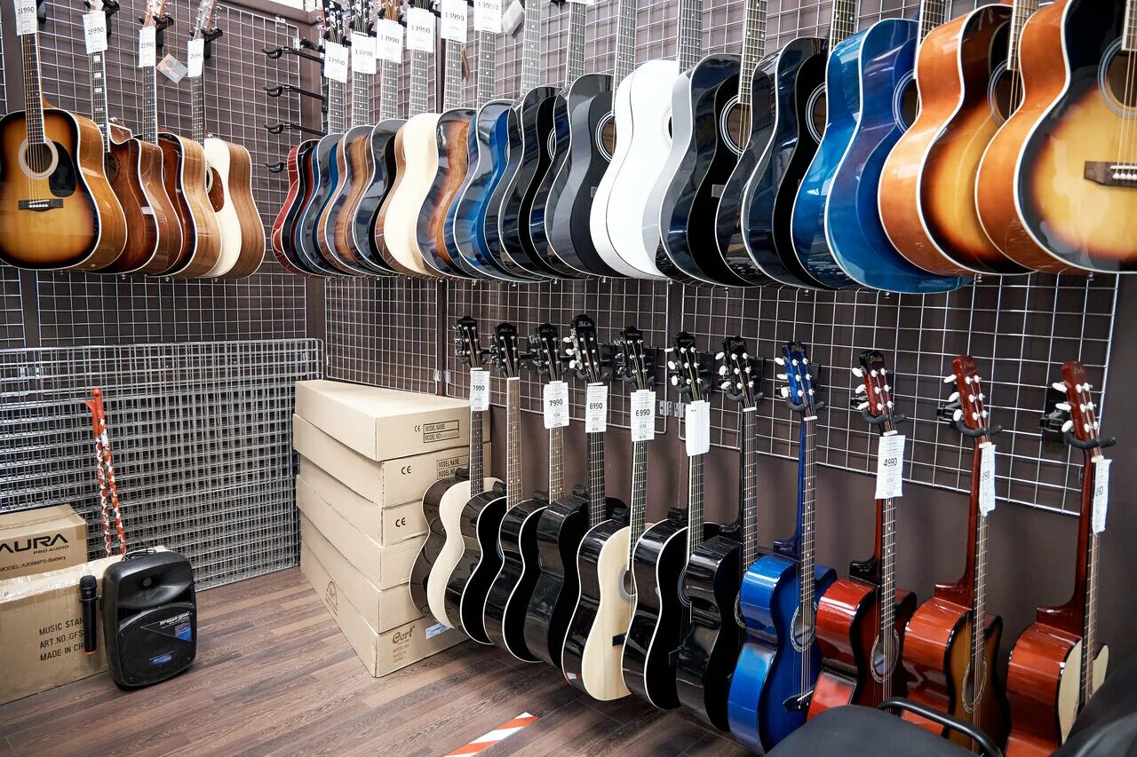 Гитар гитар будуар. Музыкальный магазин. Гитарный магазин. Магазин музыкальных инструментов. Гитары музыкальные магазины.