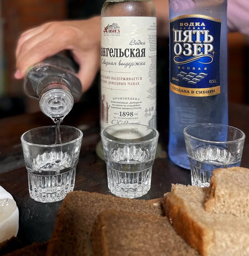 Водка кристалл черная этикетка. Какая водка лучше. Хорошая водка в россии. 5l. Хорошая водка.