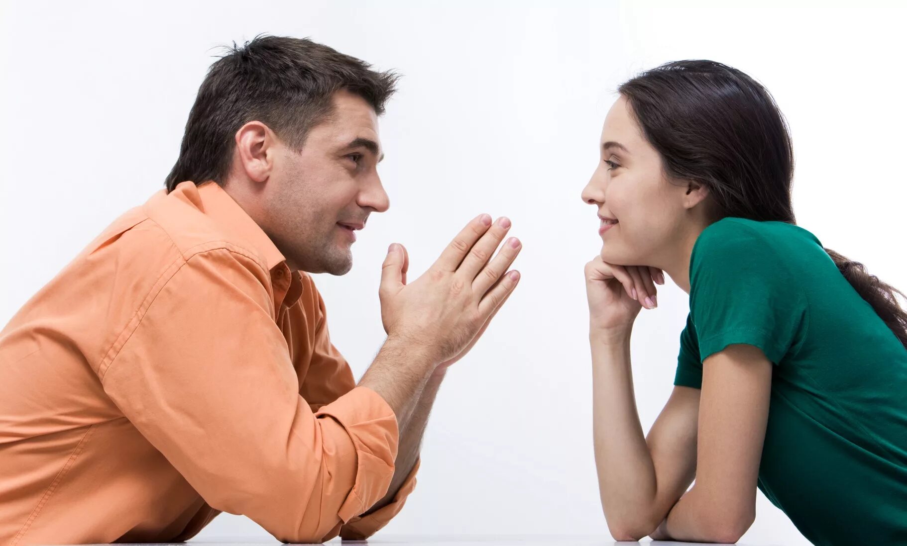 Разговор между мужчиной и женщиной. Общение людей. Взаимопонимание в общении. Беседа мужчины и женщины.