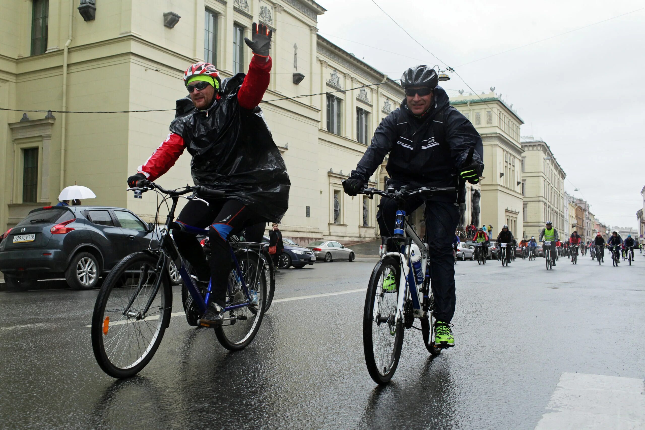 Видео велосипедист на крестовском. Ла страда велогонка СПБ. Велогонка la strada 2022. Велогонка la strada 2023. La strada СПБ 2023.