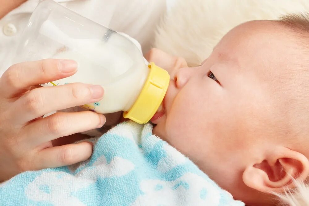 Питание новорожденного ребенка. Кормление из бутылочки. Ребенок и грудное молоко. Питание для новорожденных детей.