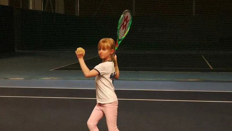 Ребенок с ракеткой. Детский теннис. Большой теннис для детей в москве. Детский теннис. Большой теннис для детей в москве.