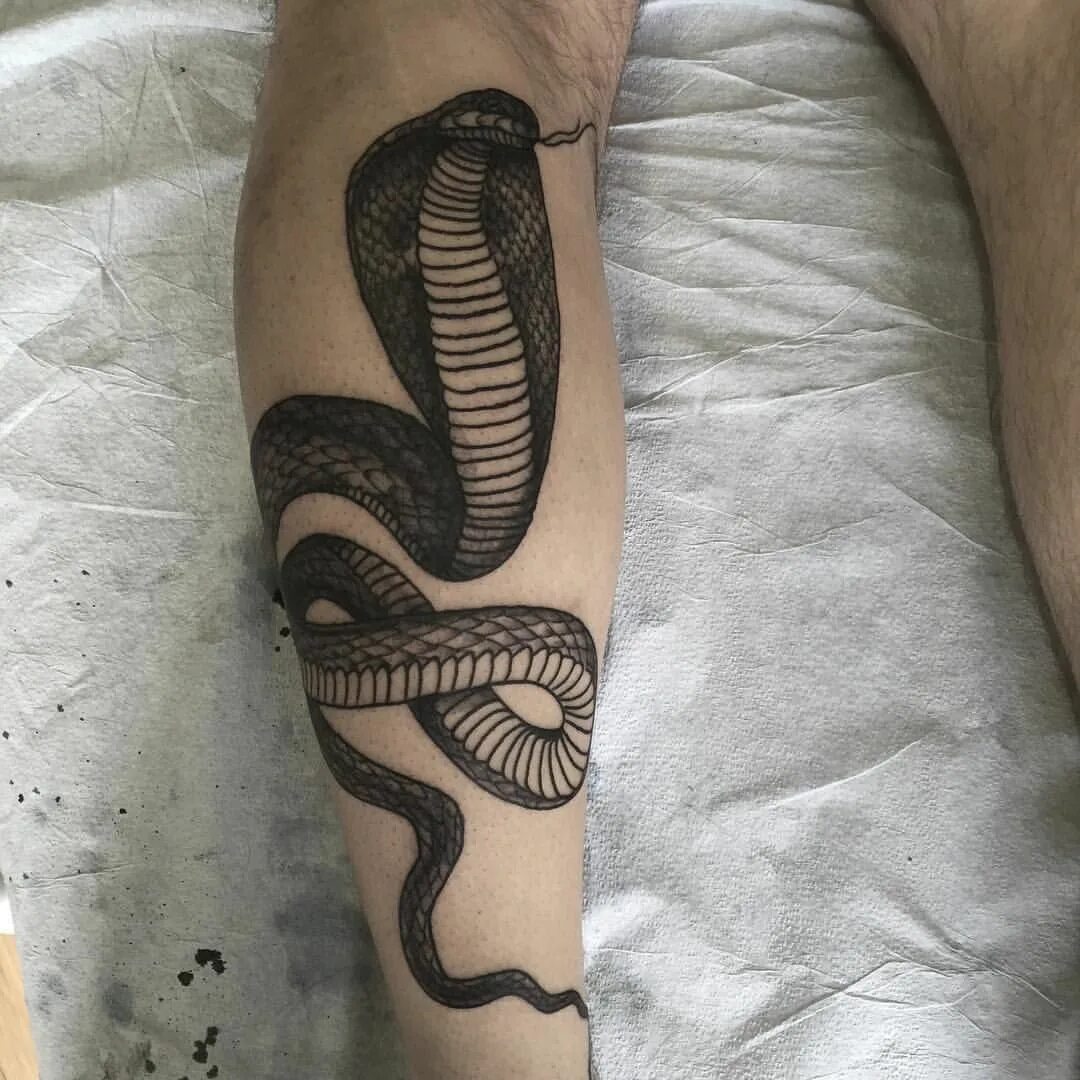 Тату змея на ноге. Тату змея на руке. Тату змея вокруг руки. Тату змея на стопе.