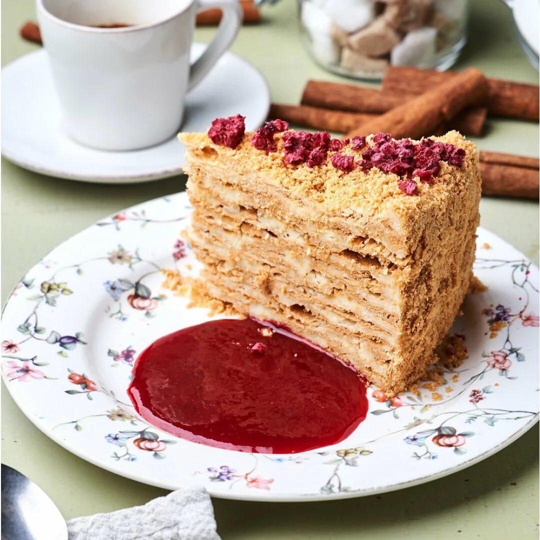 домашний наполеон с заварным кремом фото. наполеон с вишней. наполеон с ягодами и заварным кремом. несладкий торт. наполеон с вишней.