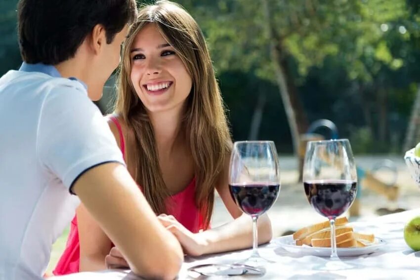 Выбрать девушку на вечер. Первое свидание пара. Romantic meeting. Dating. Dating a Smart woman.