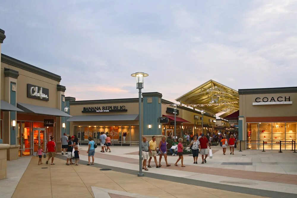 Shopping outlet. Outlet Mall Пхукет. Аутлет Баку премиум. Аутлет на Пхукете. Аутлеты в Америке.