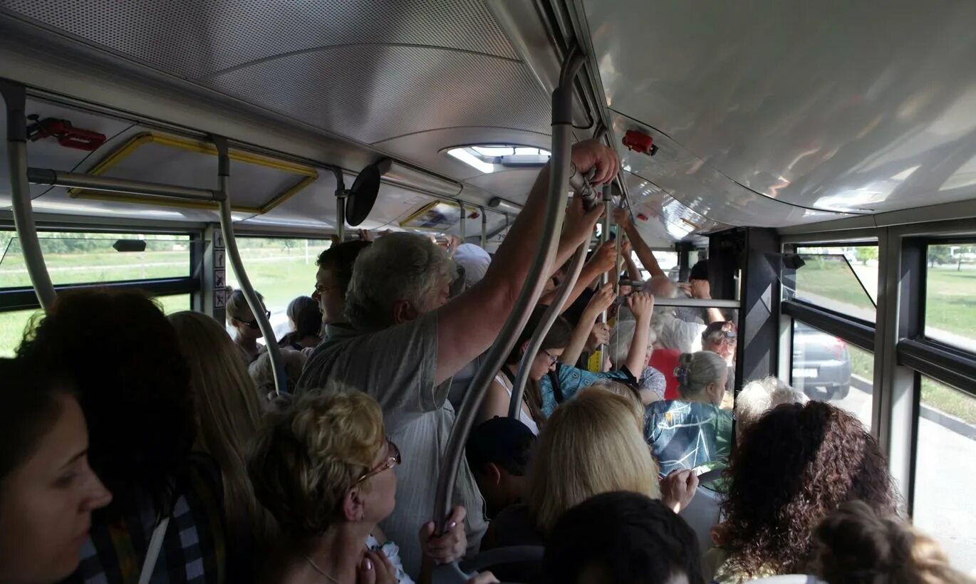 Пассажиры в автобусе. Салон автобуса с людьми. Люди в автобусе. Пассажиры троллейбуса. Маршрутка уехала не подкините маша полное видео