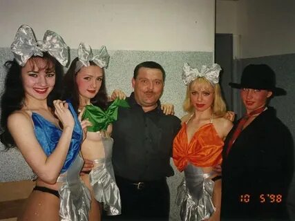 В лазурном шум и песни