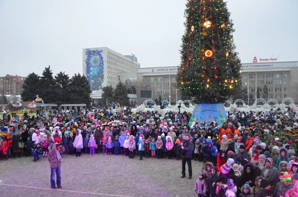 Нов саратова сегодня. Новогодняя елка Саратов Театральная площадь. Театральная площадь Саратов новый год. Саратов Театральная площадь 2012. Театральная площадь белая Калитва елка.