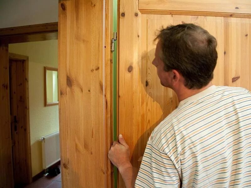 Плотный плохой. Реконструкция дверей межкомнатных. Межкомнатные двери в деревянном доме. Перекос двери. Реконструкция деревянных дверей.