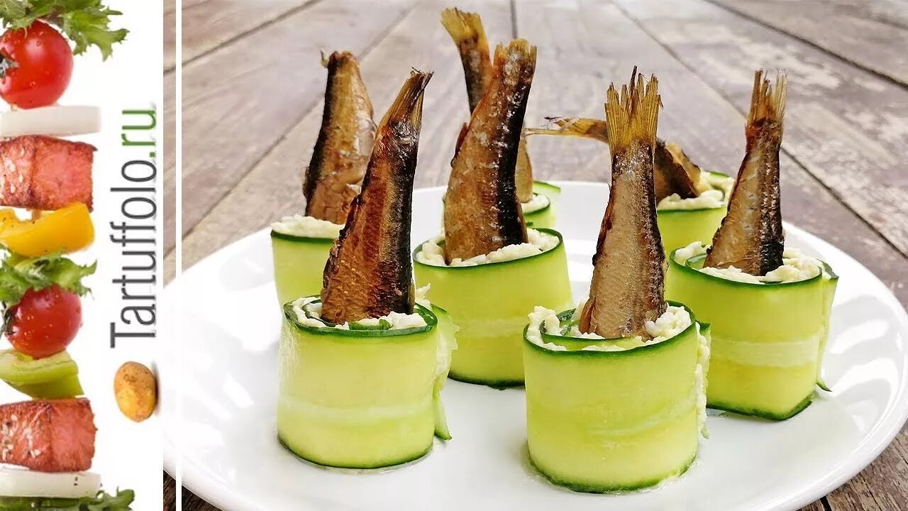 Закуска из шпрот и огурца. Роллы из огурца со шпротами. Рулетики из огурцов со шпротами. Рулетики со шпротами и огурцом. Канапе из шпрот с огурцом.