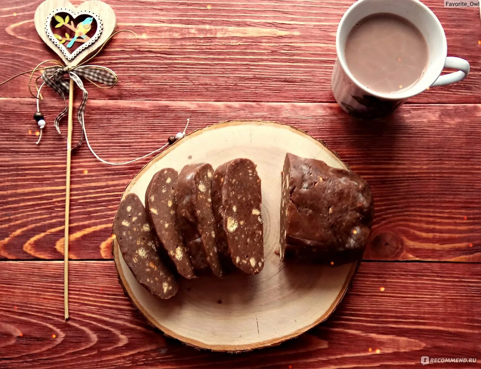 Колбаса из печенья со сгущенкой и какао. Пирожное шоколадная колбаска. колбаска из печенья со сгущенкой. шоколадная колбаса со сгущенкой. шоколадная колбаса из печенья.