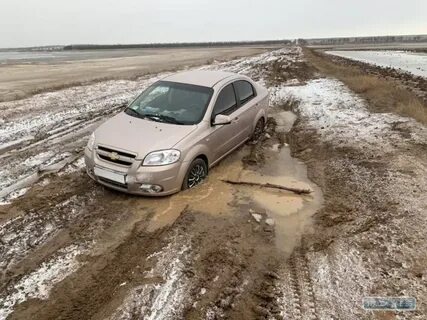 Машина застряла на дороге