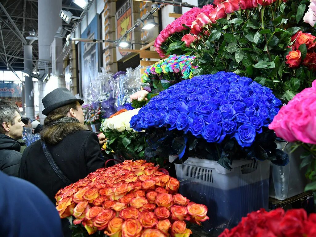 Рижский рынок цены на цветы 2024. Розы на рынке. Розы Рижский рынок. Букет цветов Рижский рынок. Корзины цветов на Рижском рынке.
