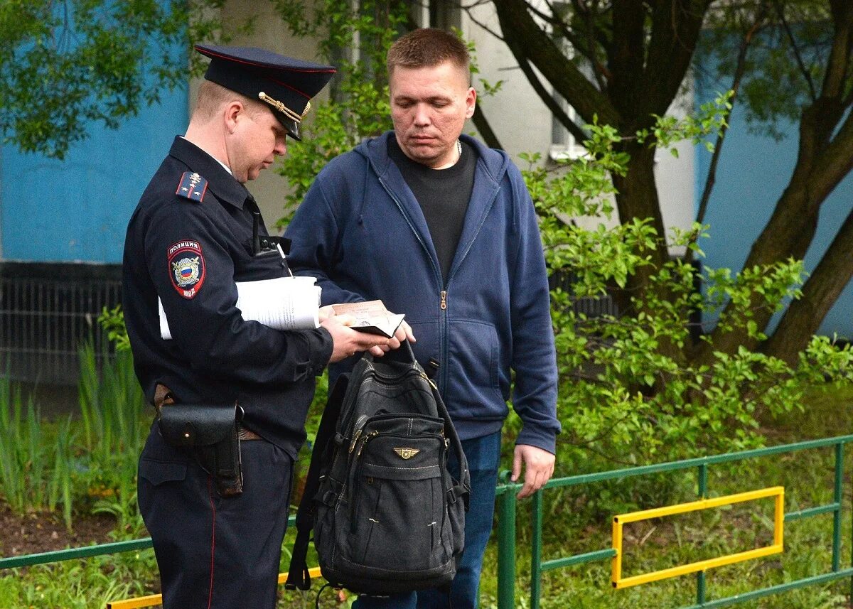 Полиция проверяет документы. Полицейский. Полиция беседует с гражданами. Общение с полицейским. Участковый нога