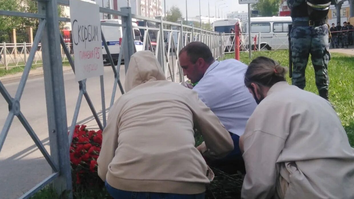 Расстрел в мае. Казань школа 175 стрельба. Казань школа 175 стрельба. Теракт в казани 2021 в школе 11 мая. Стрельба в казанской школе 175.