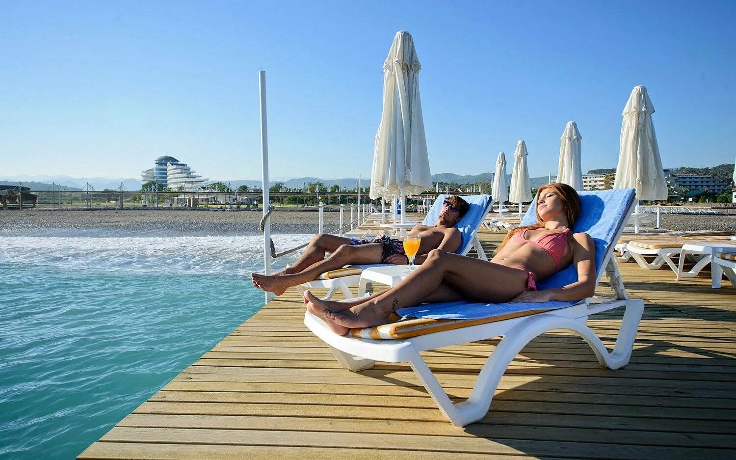 Турция отдых цена из минска. Отдыхающие в отеле. Отдыхающие в Турции. Турция пляж. Лежак на пляже.