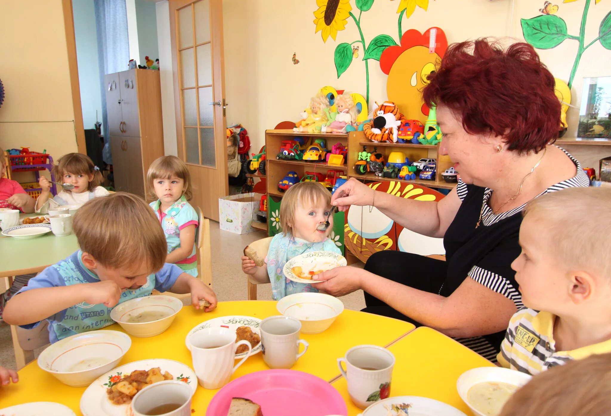 Помощник воспитателя в частный сад. Обед в детском саду. столовая в детском саду. столовая в детском саду с детьми. завтрак в детском саду.