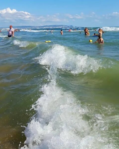 Опасно ли ехать на море в 2024. Чёрное море Витязево волны. Волна курорт на черном море. Анапа или Саки. Анапа Саки.