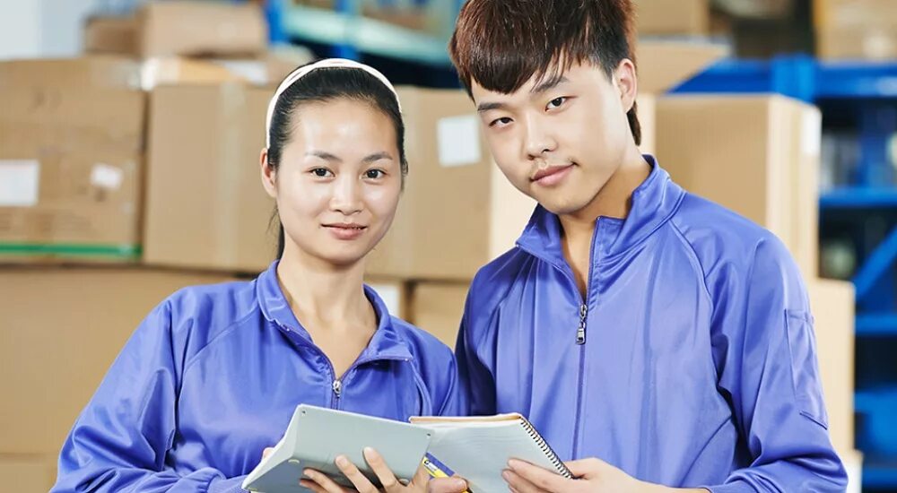 Мигранты в банке. Юрист международник. Иностранные сотрудники. Работа для иностранцев. Для иностранцев есть работа.