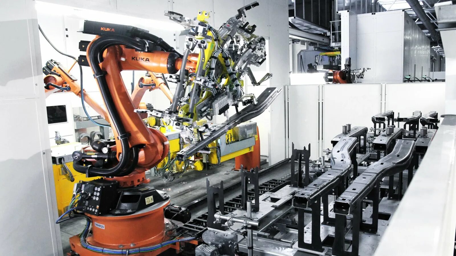Машиностроение на английском. Kuka Robot конвейер. Kuka работотизтрованый участок. Роботизированный Технологический комплекс РТК. Kuka промышленные роботы Тесла.